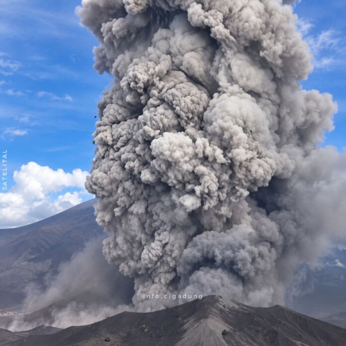 Erupción del volcán Anak Krakatau con una columna de ceniza sobre el estrecho de Sonda.