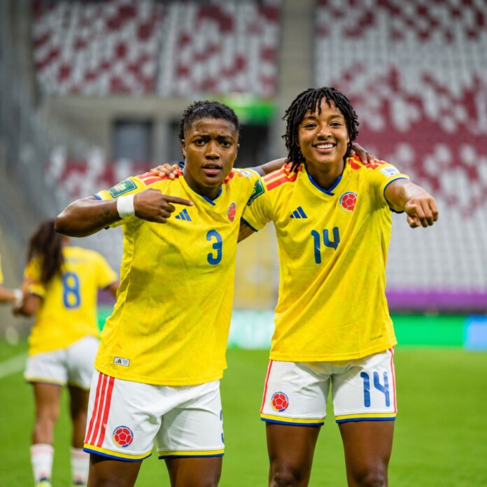 Colombia gana en Mundial femenino Sub-20 con dos jugadoras de la Selección celebrando en el campo de juego.