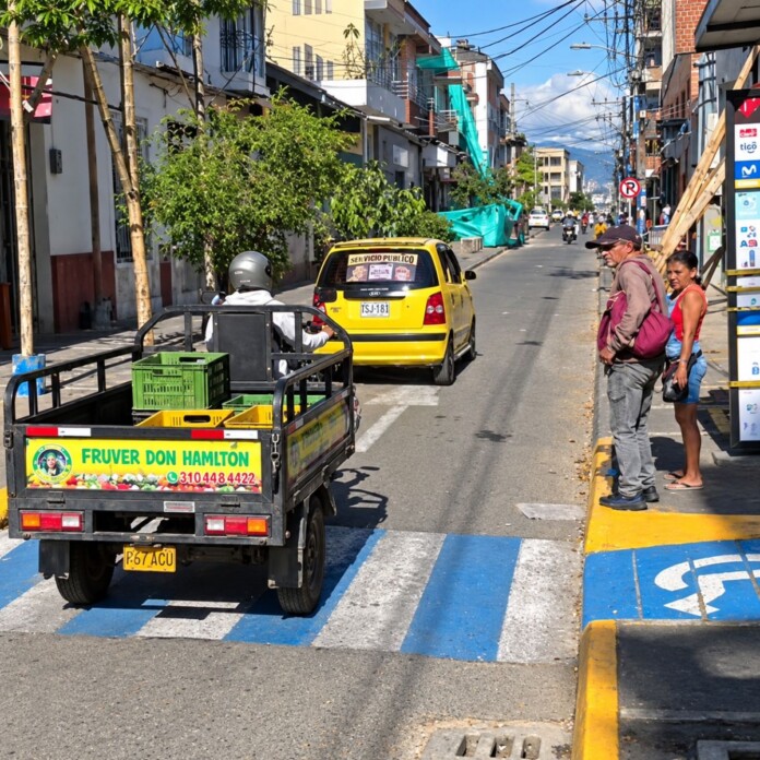 Cartago reabre la carrera cuarta con vehículos, peatones y señalización vial visible