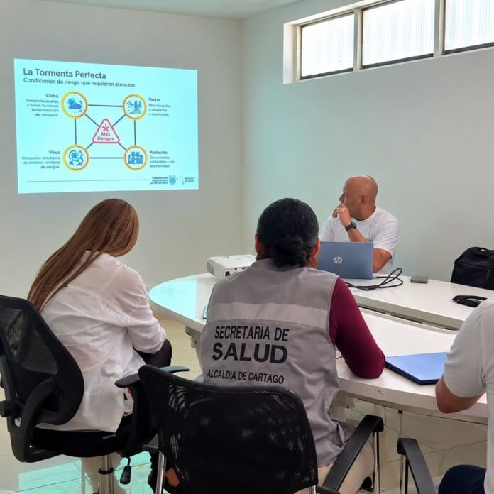 En Cartago revisan casos de dengue durante una jornada de vigilancia epidemiológica con personal de la Secretaría de Salud.