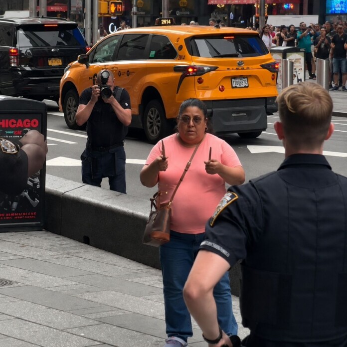 Ataque en Nueva York: mujer con dos cuchillos frente a agentes de Policía en una calle de Times Square.