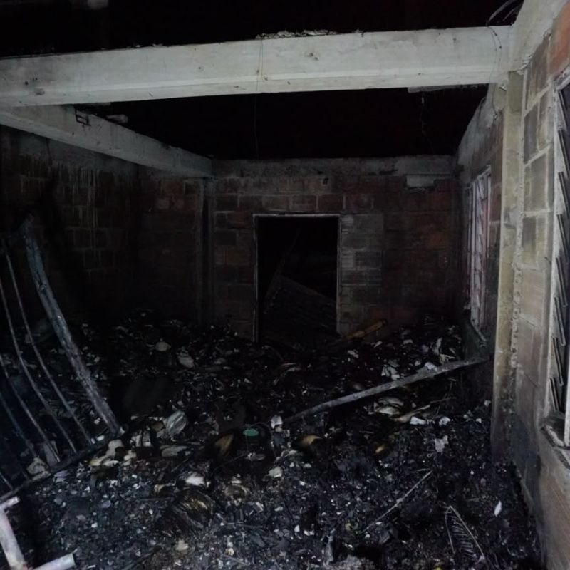 Vivienda de dos pisos afectada por el incendio registrado en el corregimiento de Arabia.