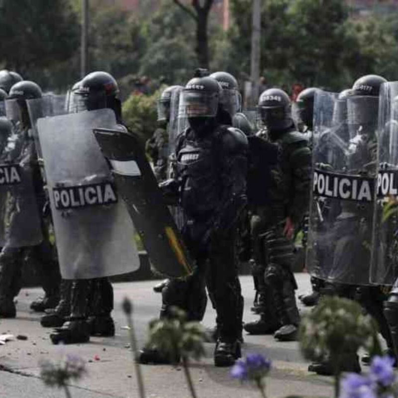 Policía Nacional durante una intervención relacionada con el control de manifestaciones en Colombia