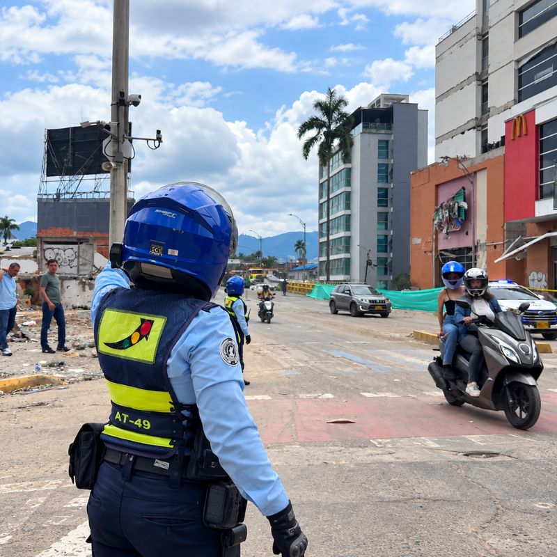 Agentes de tránsito regulan el paso de vehículos en la zona de Invico, en Pereira