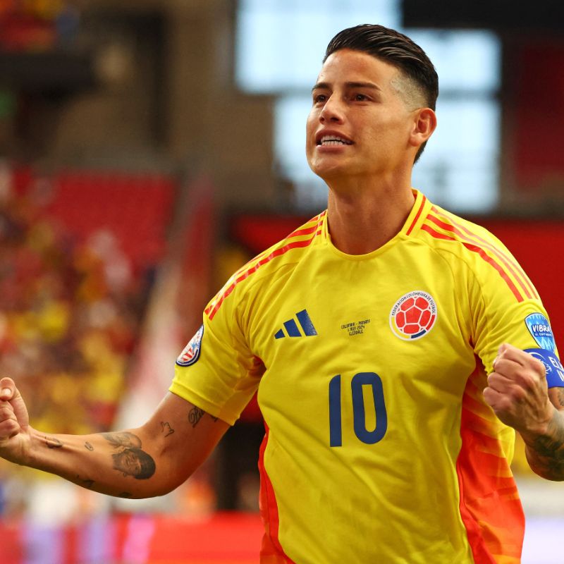 James Rodríguez confirma su adiós a la Selección Colombia mientras luce la camiseta tricolor durante un partido.