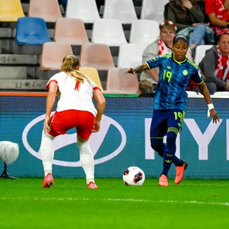 Luisa Agudelo protege el arco colombiano durante el partido frente a Polonia en el Mundial femenino Sub-20.