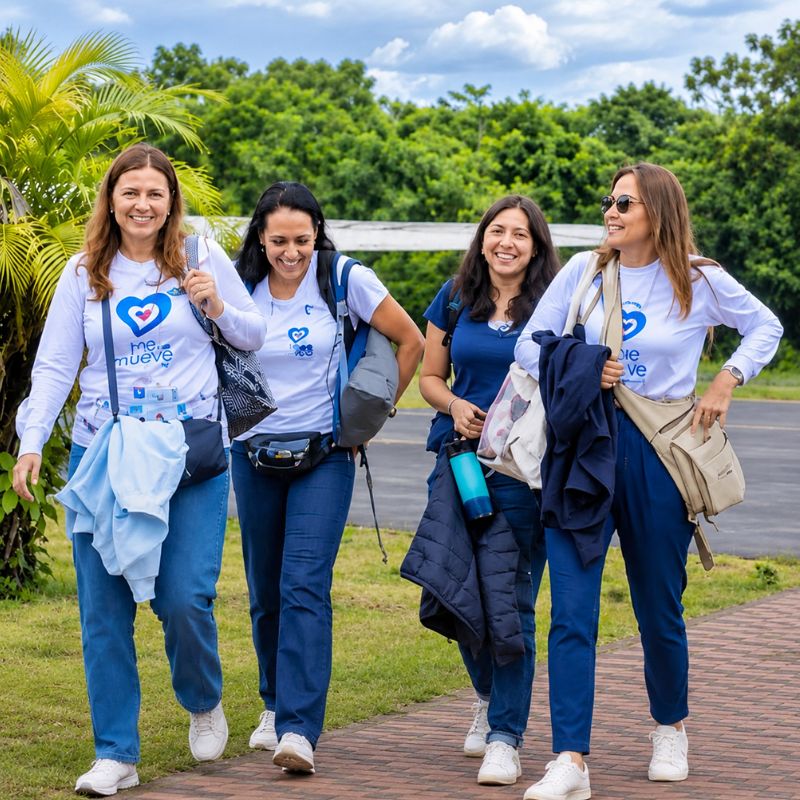 Cuatro pasajeras de la avioneta accidentada en Chocó caminan juntas durante una brigada de salud.