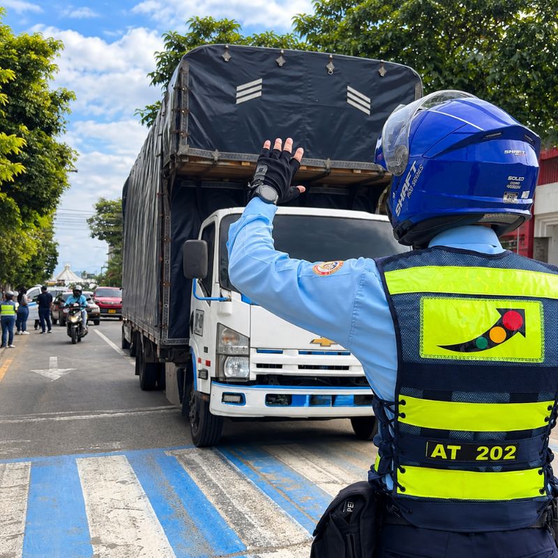 Reabren circulación vehicular en Invico con acompañamiento de agentes de tránsito en Pereira