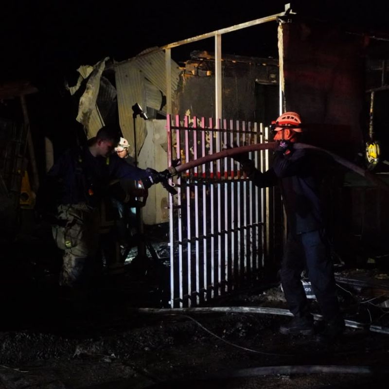 Incendio en Arabia afectó una vivienda de dos pisos construida en material mixto.