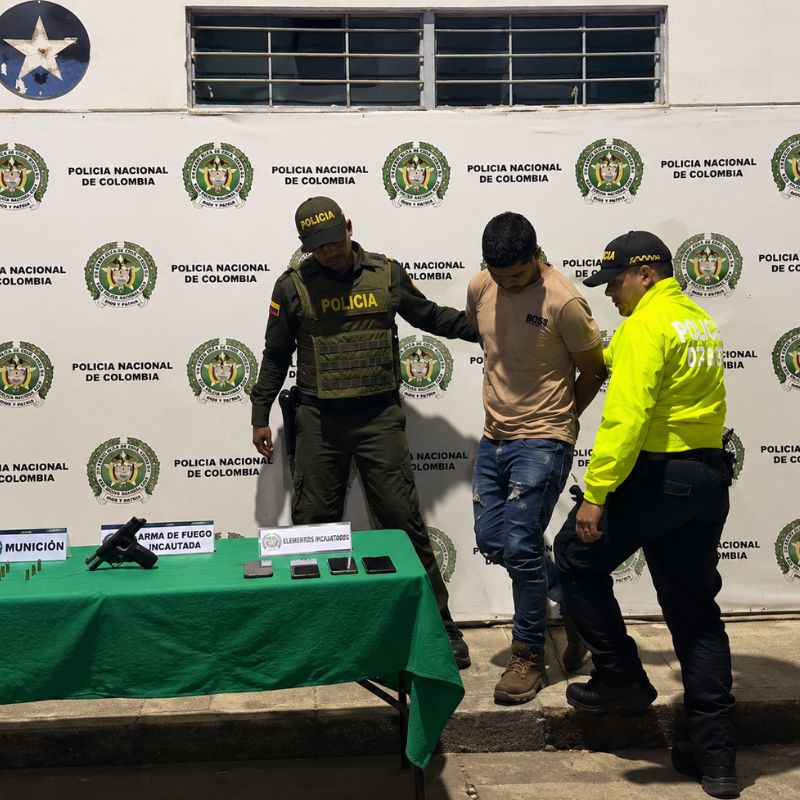 Captura de alias Yeiner en Tuluá, junto a elementos incautados durante el procedimiento.