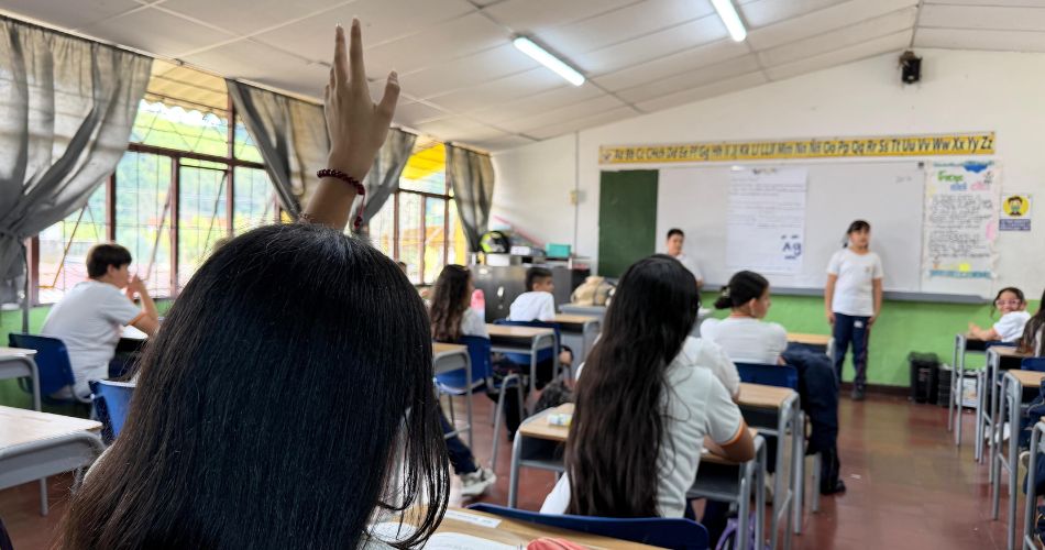 Regreso progresivo de estudiantes en Pereira avanza con alimentación escolar y transporte durante la alternancia.