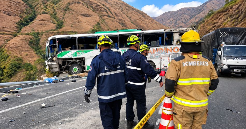 Accidente en la vía Panamericana con bus de Turismo Andino y organismos de emergencia en el lugar