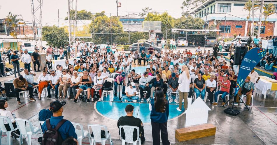 La gobernadora del Valle del Cauca, Dilian Francisca Toro, supervisa la entrega de materiales en Ulloa.