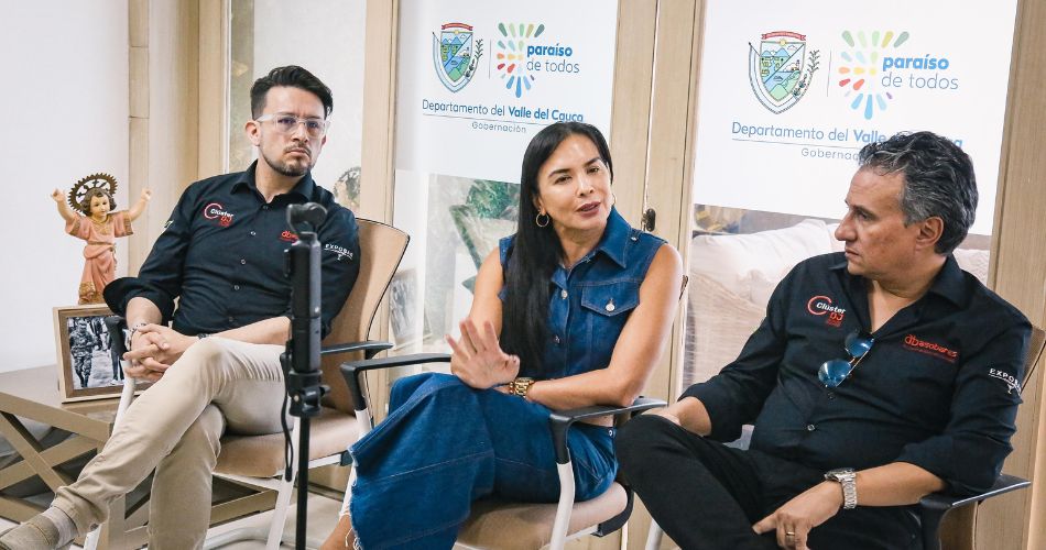 Representantes de distintos sectores participan en una reunión sobre la reactivación económica después del sismo.