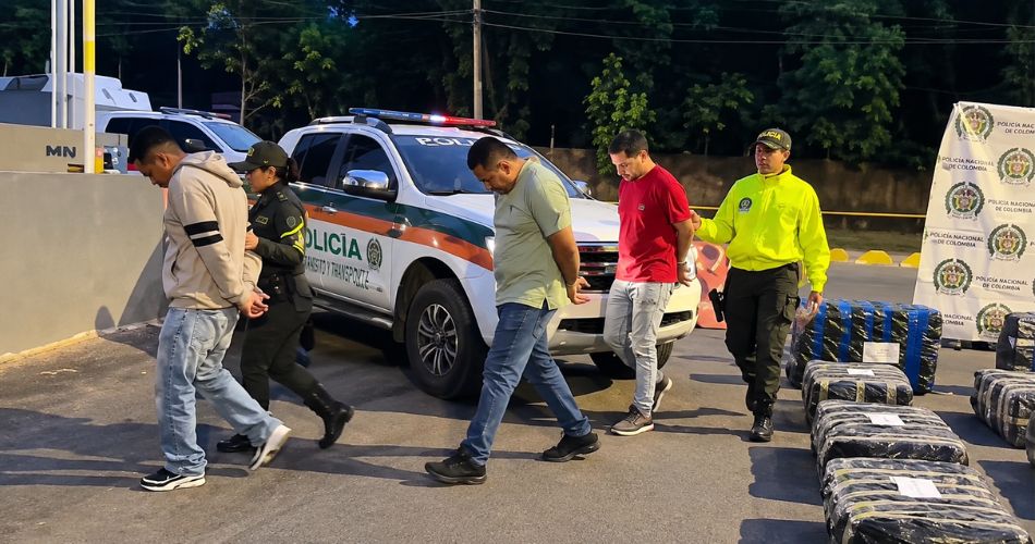 Tres capturados junto a uniformados y paquetes incautados durante el operativo policial