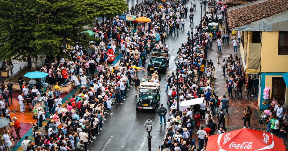 Fiestas de las Araucarias con desfile de yipao y público en las calles de Santa Rosa de Cabal