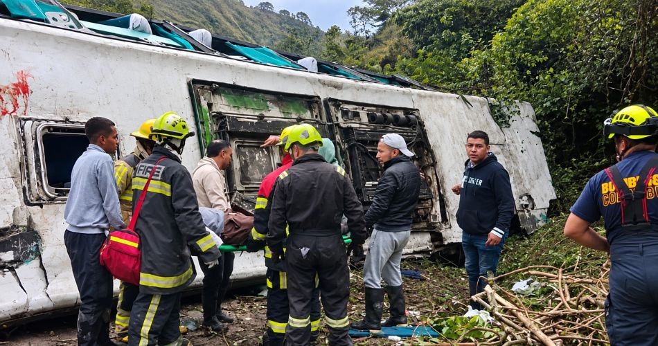 Bomberos atienden el bus accidentado cerca del sector El Placer en la vía entre Pasto e Ipiales.