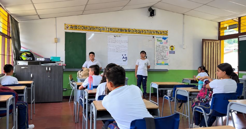 Regreso progresivo de estudiantes en Pereira durante una jornada académica en un salón de clases.