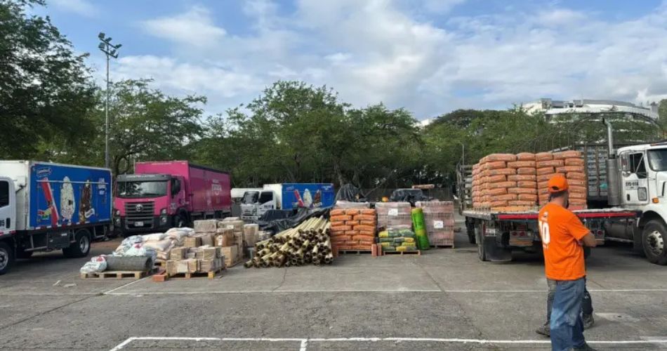 Rigoberto Urán lleva ayudas a familias damnificadas por el terremoto en el Valle del Cauca