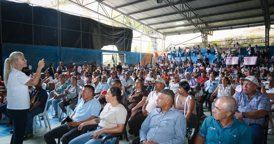 Reconstrucción del Valle durante jornada de entrega de certificados para viviendas afectadas.