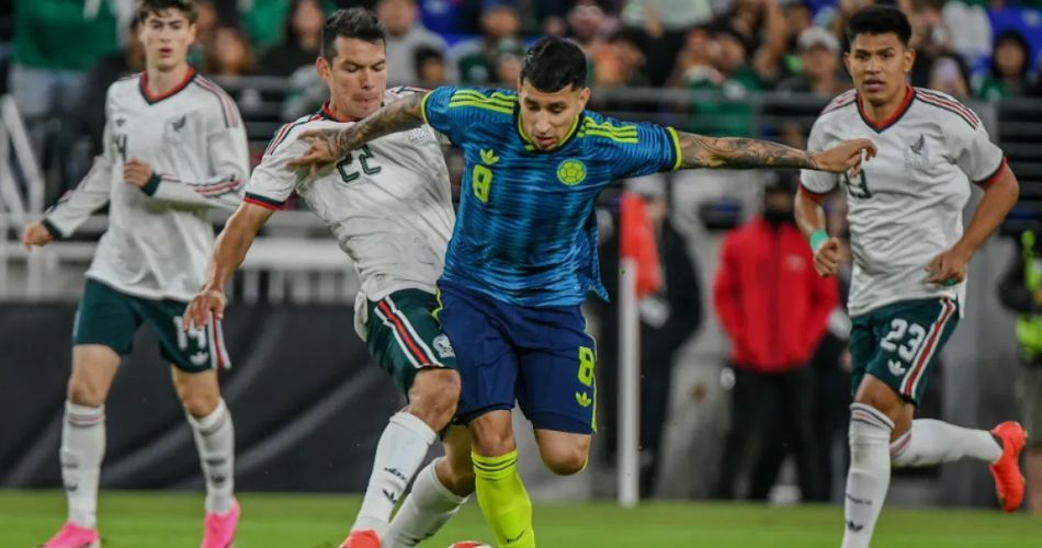 Colombia disputa el balón frente a México durante el empate 1-1 en Baltimore.