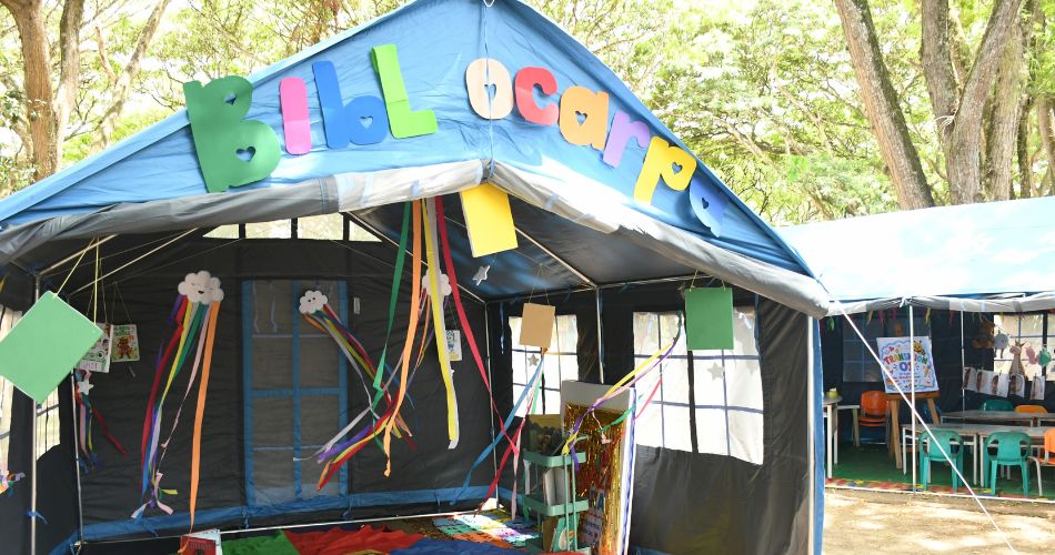 Estudiantes volvieron a clases en albergues escolares acondicionados como aulas