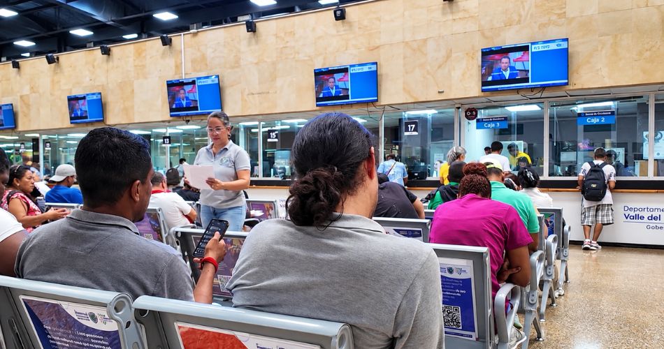 Morosos del impuesto vehicular realizan trámites en la Ventanilla Única del departamento para solicitar el beneficio.