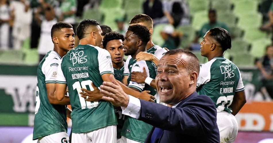 Rafael Dudamel junto a jugadores del Deportivo Cali durante un partido.