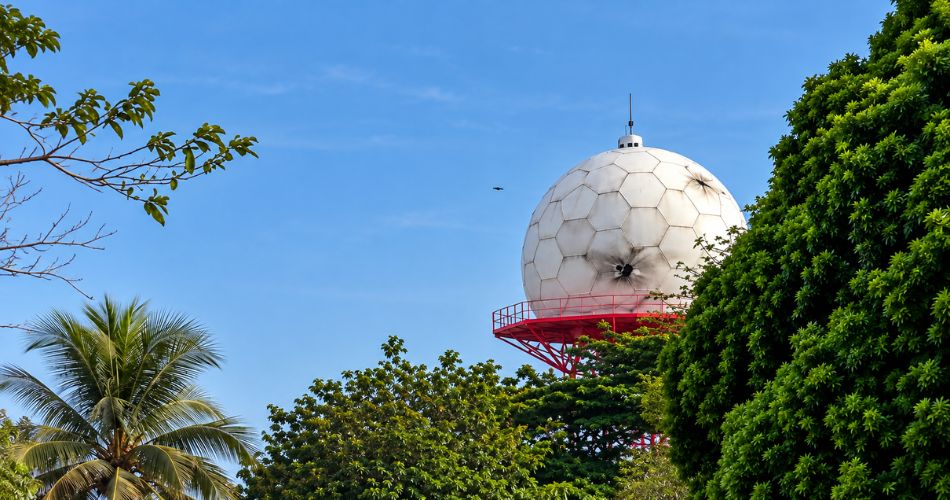 Radomo que cubre el radar de la Aeronáutica Civil presenta marcas luego del ataque con tres drones