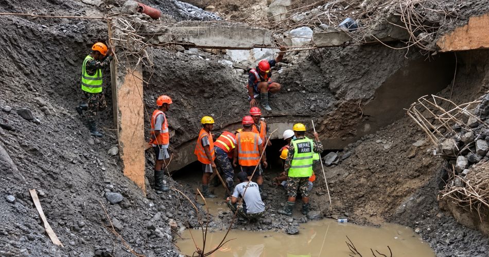 Rescatan a dos trabajadores durante las labores de emergencia realizadas entre escombros y barro en Nepal.
