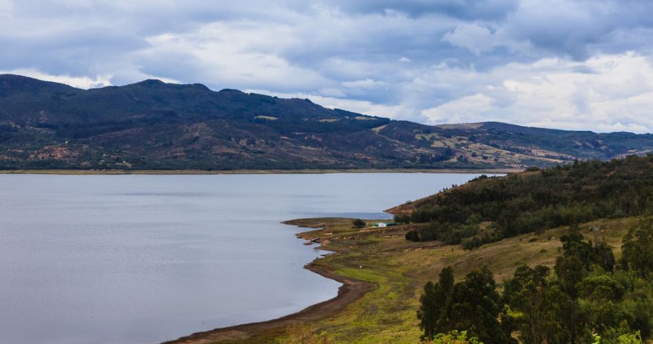 Colombia enfrenta riesgo de apagón por los bajos niveles de almacenamiento de los embalses y el déficit de aportes de agua.