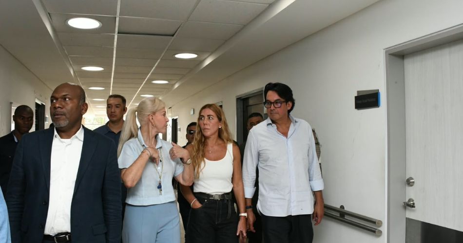 Grupo Empresarial Trusot durante recorrido relacionado con el proyecto de la nueva torre pediátrica del HUV.