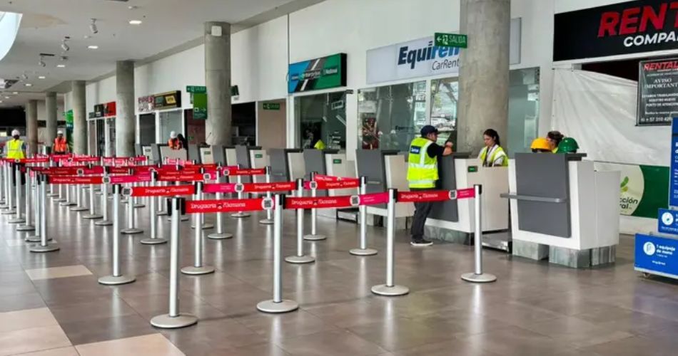 Aeropuerto Matecaña recupera sus operaciones mientras trabajadores permanecen en una de las áreas internas de la terminal.