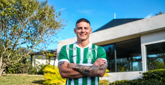James Rodríguez en Nacional posa con la camiseta verdolaga durante su presentación como nuevo jugador