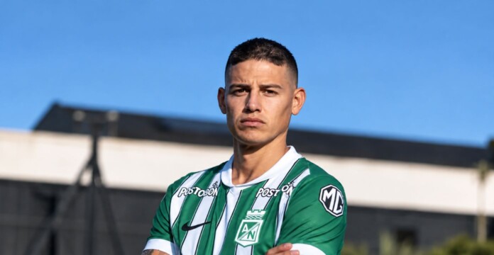 James Rodríguez con la camiseta de Atlético Nacional, equipo que definió su convocatoria ante Águilas Doradas.