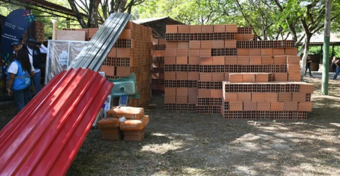 En el Valle del Cauca exoneran pago de estampillas para la reconstrucción, representada con materiales de construcción.
