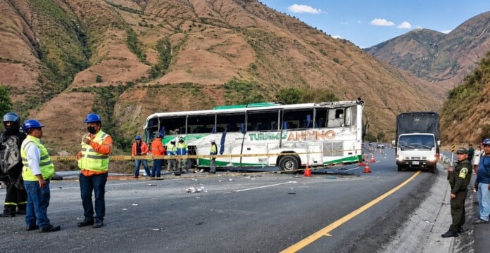 Accidente en la vía Panamericana con un bus turístico involucrado en Nariño