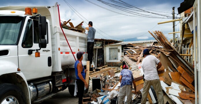 Retiro de escombros en Armenia durante las labores realizadas luego del terremoto