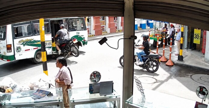 Motociclista terminó dentro de un bus durante un incidente captado junto a una buseta de servicio público