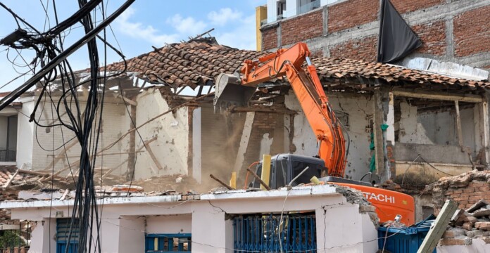 Demolición de edificios en Roldanillo con una excavadora entre estructuras afectadas.