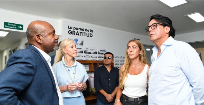 Grupo Empresarial Trusot durante encuentro relacionado con el HUV en la pared de la gratitud