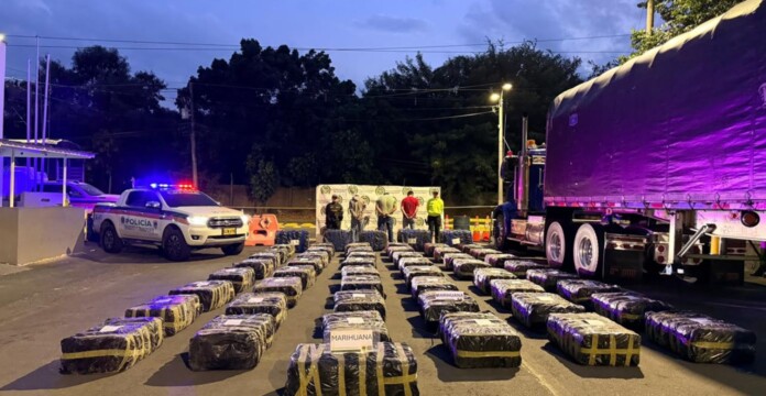 Dos toneladas de marihuana exhibidas junto a un tractocamión y un vehículo de la Policía