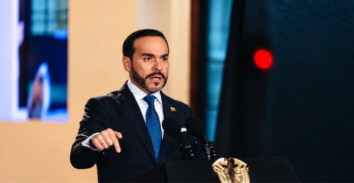 Petro queda señalado mientras Abelardo De La Espriella habla durante una alocución presidencial.