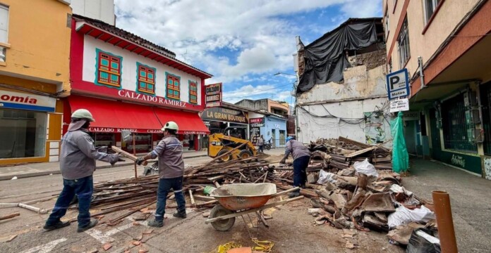 Limpieza en zona céntrica de Cartago con recolección de escombros en la carrera cuarta después del sismo.