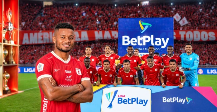 América de Cali conoció el fallo: Yhormar Hurtado aparece junto al plantel del equipo escarlata.