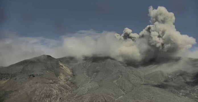 Volcán Puracé mantiene emisiones de ceniza visibles sobre el cráter