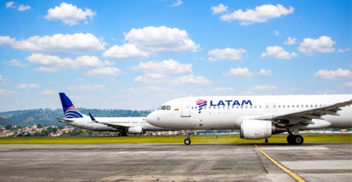 Aviones en pista mientras el Aeropuerto Matecaña recupera progresivamente sus operaciones comerciales.