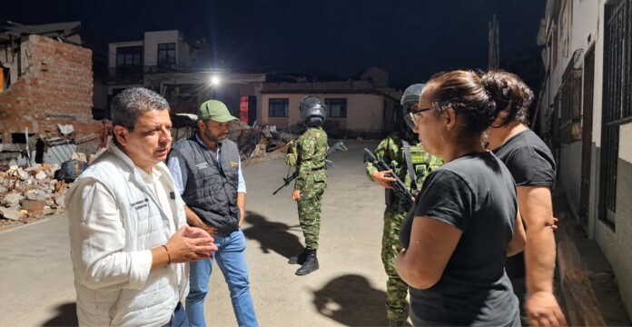 En Pereira refuerzan la seguridad con presencia de funcionarios y soldados en una zona afectada por el sismo.