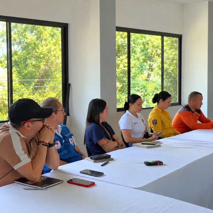 Simulacro Nacional: seis personas sentadas alrededor de una mesa durante una reunión preparatoria en Cartago.