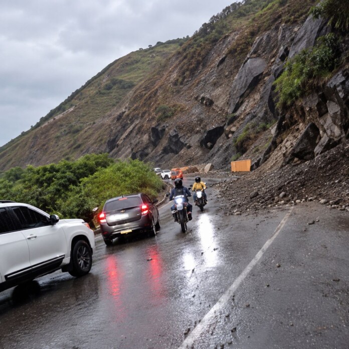 Caída de piedras sobre una vía, tema del reporte de movilidad en Dagua.